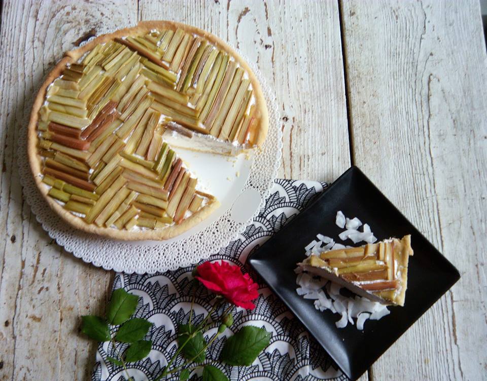 Tart with rhubarb and whipped cream with coconut