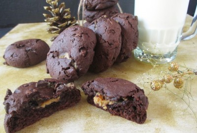 cokoladove-cookies-plnene-slanym-karamelom-1