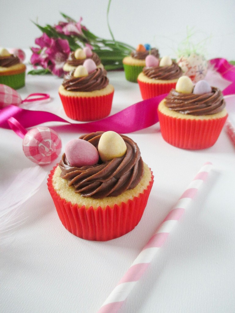 veľkonočné cupcakes s hniezdom a veľkonočnými vajíčkami