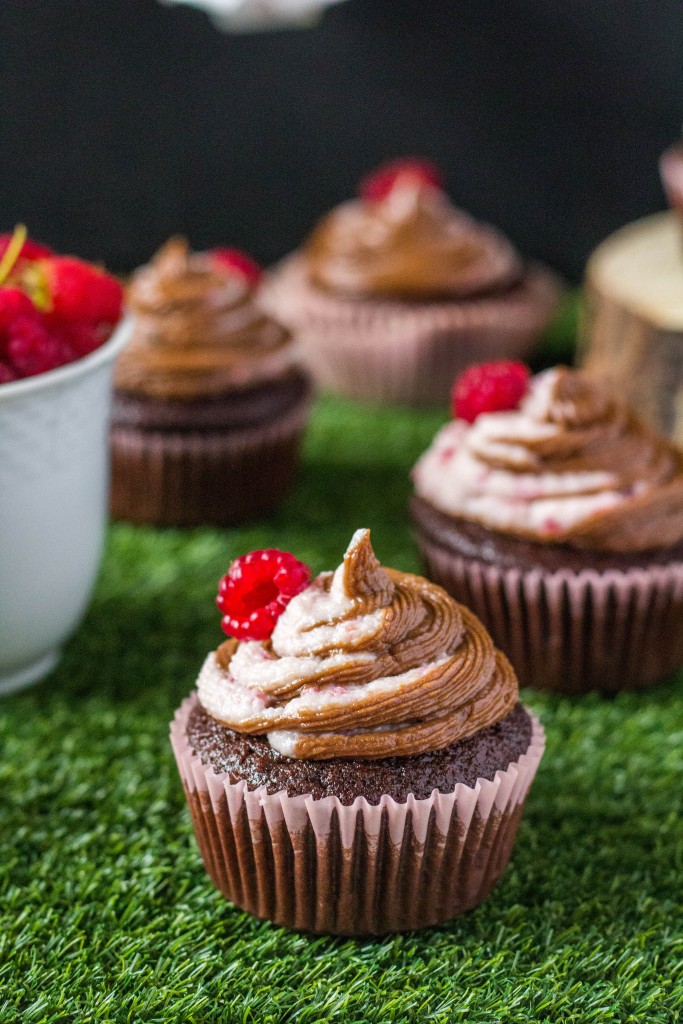 dvojfarebné čokoládovo - malinové cupcakes