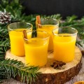horúci nealkoholický vianočný pomarančový nápoj
