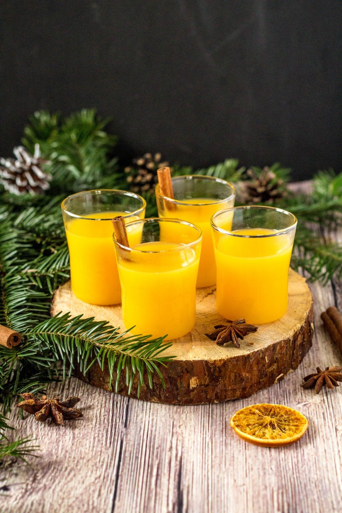 Horúci nealkoholický vianočný pomarančový nápoj