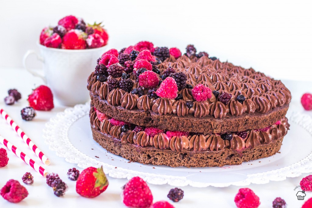 Čokoládová brownie torta s čokoládovým mascarpone krémom a ovocím