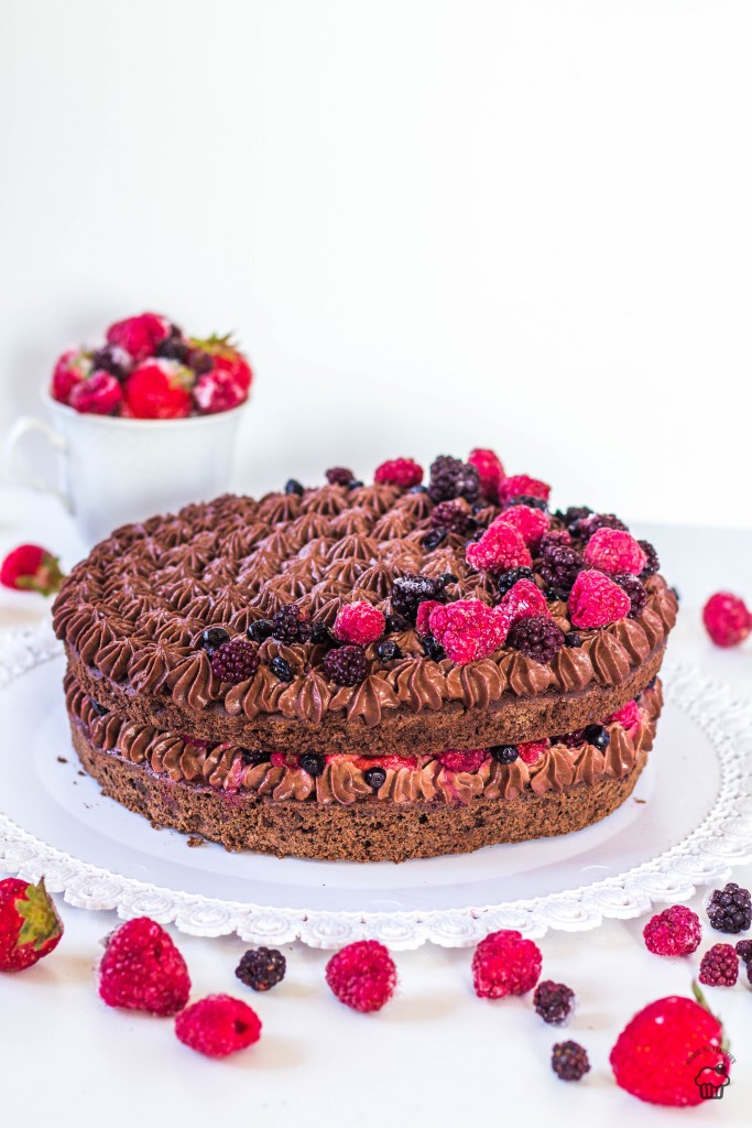 Čokoládová brownie torta s čokoládovým mascarpone krémom a ovocím